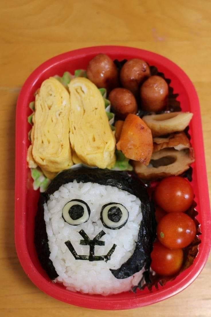 Hộp cơm đầy đủ rau, thịt, trứng, tuy nhiên hình thức thì quả là hơi...lạ.