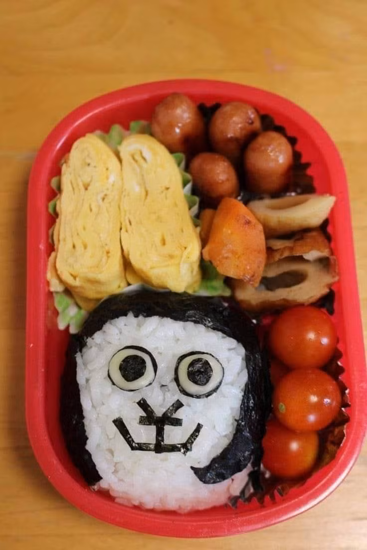 Hộp cơm đầy đủ rau, thịt, trứng, tuy nhiên hình thức thì quả là hơi...lạ.