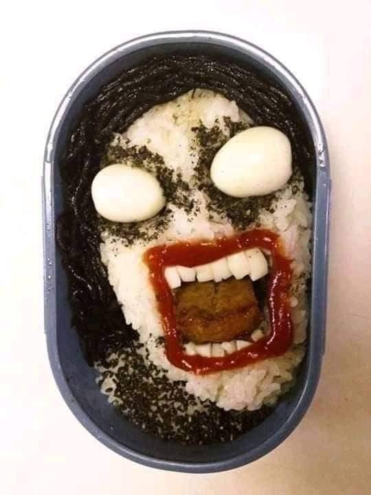 Theo lời chia sẻ được cô gái đăng tải, cô nàng đã đăng kí một khóa học nấu ăn, và rất tự tin chuẩn bị hộp cơm trưa tình yêu cho bạn trai đi làm. Thế nhưng nhìn kết quả thì không ít người phải "sang chấn tâm lý".