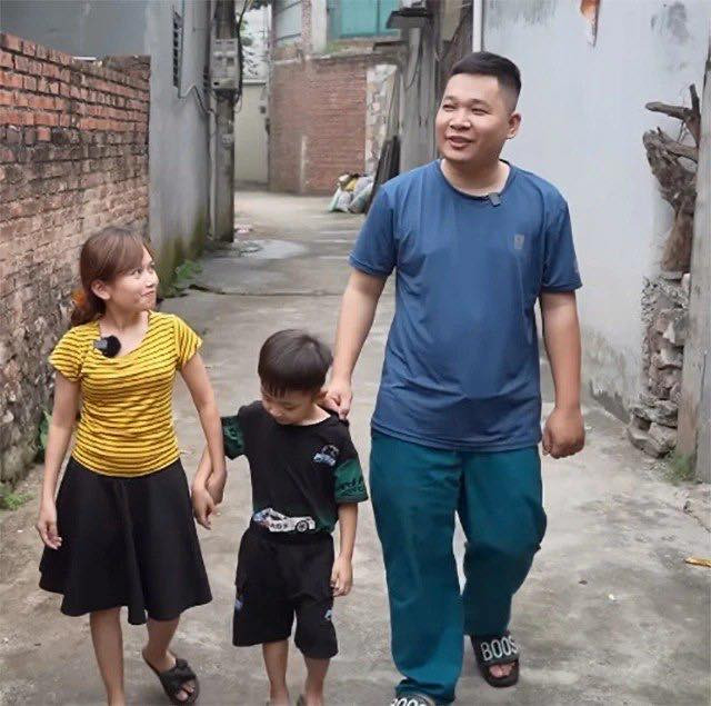 Năm 2015, Nụ quen anh Cao Bá Thành (sinh năm 1994, cao 1m63, nặng 72kg, quê ở huyện Tiên Du, tỉnh Bắc Ninh) qua mạng xã hội, tuy nhiên đến năm 2016 cả 2 mới chính thức tìm hiểu làm quen. Khi gặp Nụ, Thành không quá bất ngờ dù anh nhận xét bạn gái nhỏ hơn mình nghĩ. Thành đưa Nụ về ra mắt gia đình, nhưng chuyện tình yêu của họ không được phụ huynh ủng hộ.