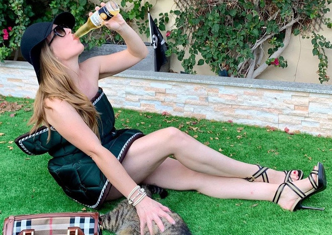 Không chỉ có chăn, yên ngựa cũng được sử dụng để biến thành trang phục. Thế nhưng đây đúng chuẩn là thời trang cho giới nhà giàu bởi không phải ai cũng đủ kinh tế để theo đuổi môn thể thao hoàng gia này.