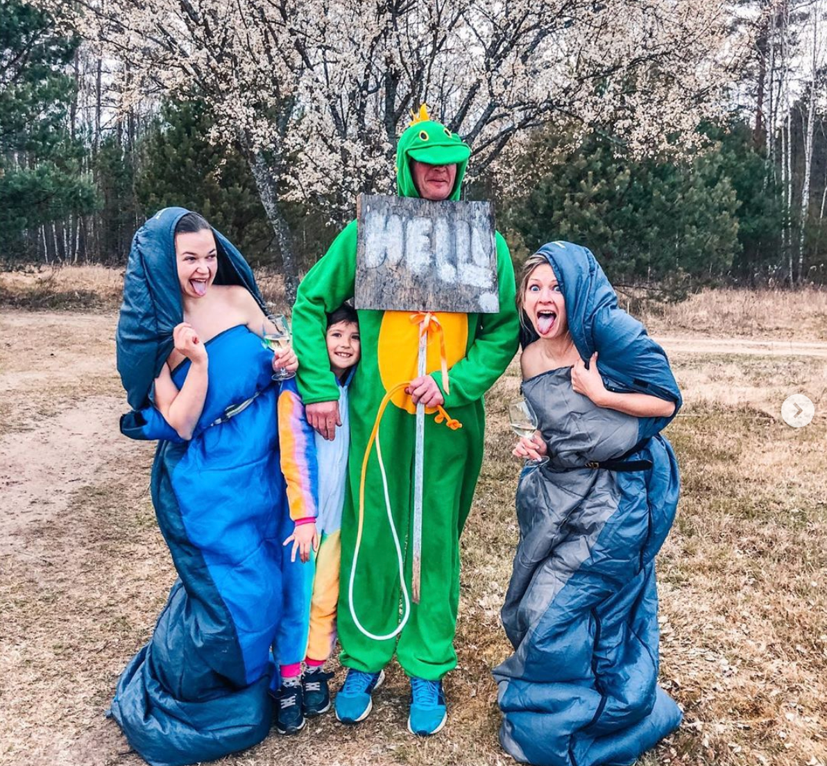 Tham gia một mình hơi chán nên phải rủ rê cả gia đình chơi cùng. Làm luôn bộ ảnh vừa sáng tạo lại đáng nhớ mùa COVID-19.