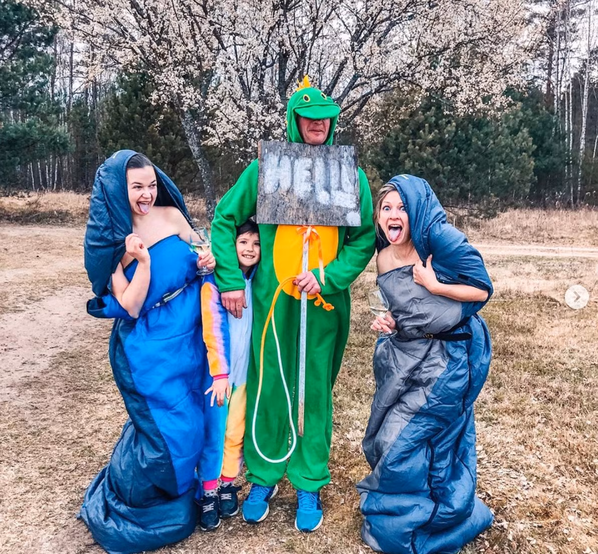 Tham gia một mình hơi chán nên phải rủ rê cả gia đình chơi cùng. Làm luôn bộ ảnh vừa sáng tạo lại đáng nhớ mùa COVID-19.