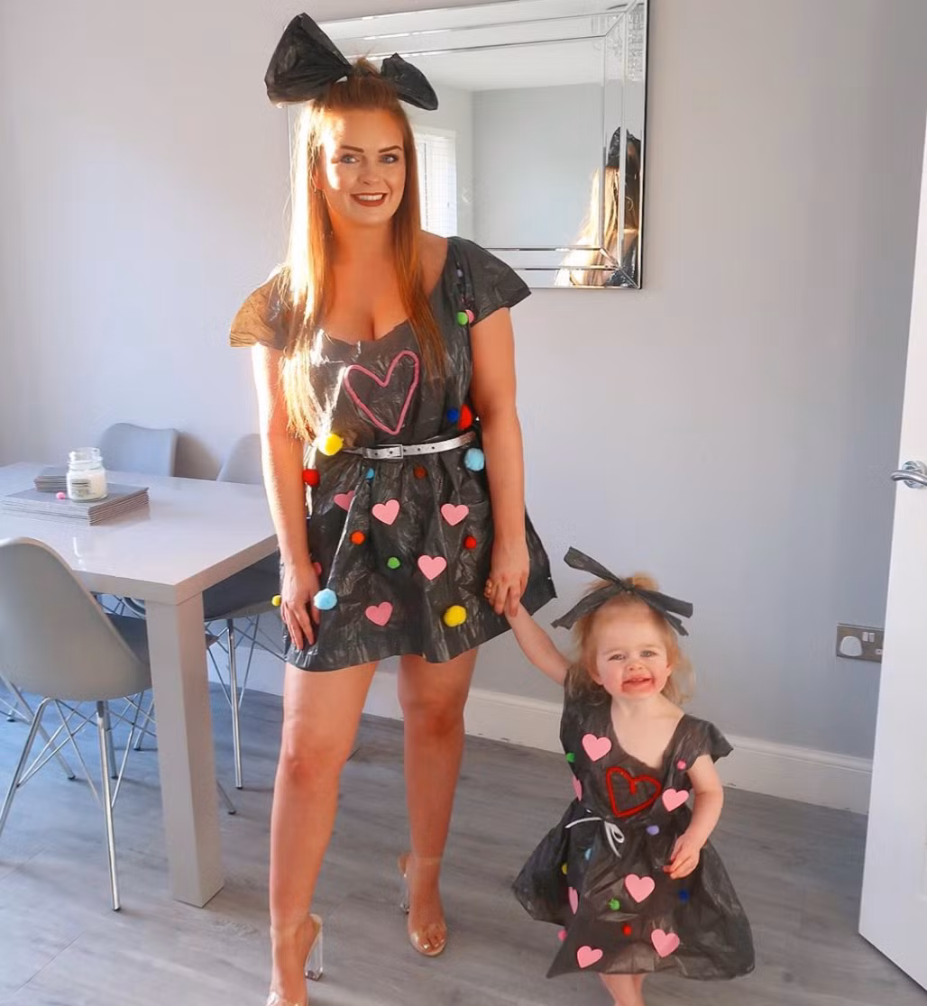 Túi nilong rác cũng được tận dụng làm trang phục mẹ con cực hợp trend.