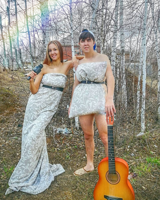 Làm thành đồ đôi từ bộ chăn gối luôn, vừa không tốn kém lại cực hợp trend.