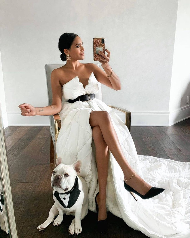 Thế nhưng chỉ dùng gối để biến thành bộ váy sang chảnh mãi cũng chán, dân mạng bắt đầu nghĩ ra cách biến tấu trào lưu theo những cách khác. Chăn là thứ đầu tiên mà nhiều người nghĩ tới vì vật dụng này gắn liền với gối.