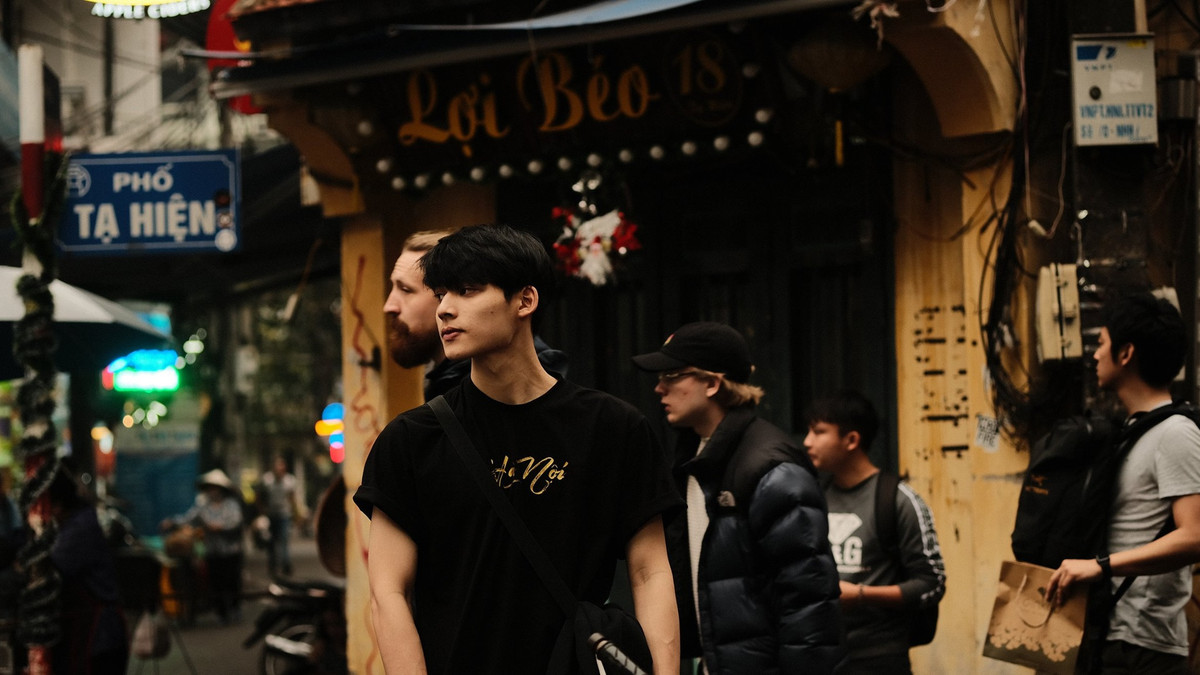 Việc được nhiều người biết tới không hề gây phiền phức, nam sinh cho hay anh có thêm rất nhiều bạn mới, lượng tương tác trên trang cá nhân cũng tăng lên khiến công việc của anh chàng thuận lợi hơn.