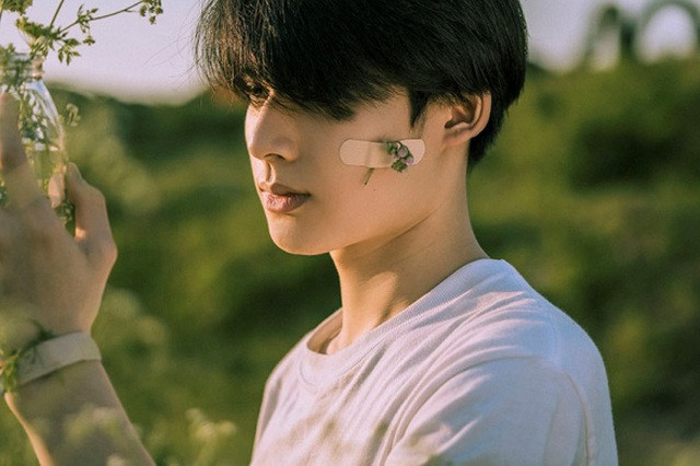 Danh tính của nam sinh điển trai này cũng được tìm ra ngay sau đó. anh chàng là Nguyễn Quý Tài, sinh năm 1999, quê Hà Nam. Hiện tại, Tài đang là sinh viên trường ĐH Kinh doanh và Công nghệ, Hà Nội.