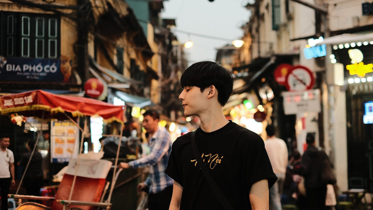 Bất ngờ nổi tiếng trên mạng xã hội, Tài vô cùng bất ngờ. Anh chàng cho biết bỗng dưng nhận được vô vàn lời mời kết bạn, rồi thấy ảnh của mình trên diễn đàn nổi tiếng nên hiểu ra sự việc.