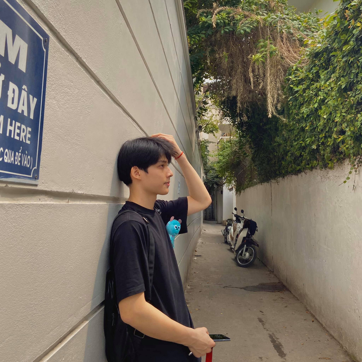 Bên cạnh đó, anh chàng còn đúng chuẩn chàng trai trong mơ khi cực kỳ yêu mèo. bỏ ra kha khá thời gian để chơi đùa với loài động vật đáng yêu này.