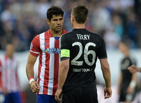 John Terry là trung vệ của Chelsea, là cầu thủ nhiều scandal nhất tại Anh. Anh từng cưa cẩm bạn gái đồng đội, phân biệt chủng tộc và luôn là cầu thủ “hăng máu” nhất trên sân với những pha vào bóng mang tính triệt hạ.