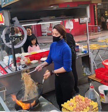 Thậm chí việc để các cô gái ăn mặc không đúng mực để hút khách trở thành dịch vụ hỗ trợ bán hàng.