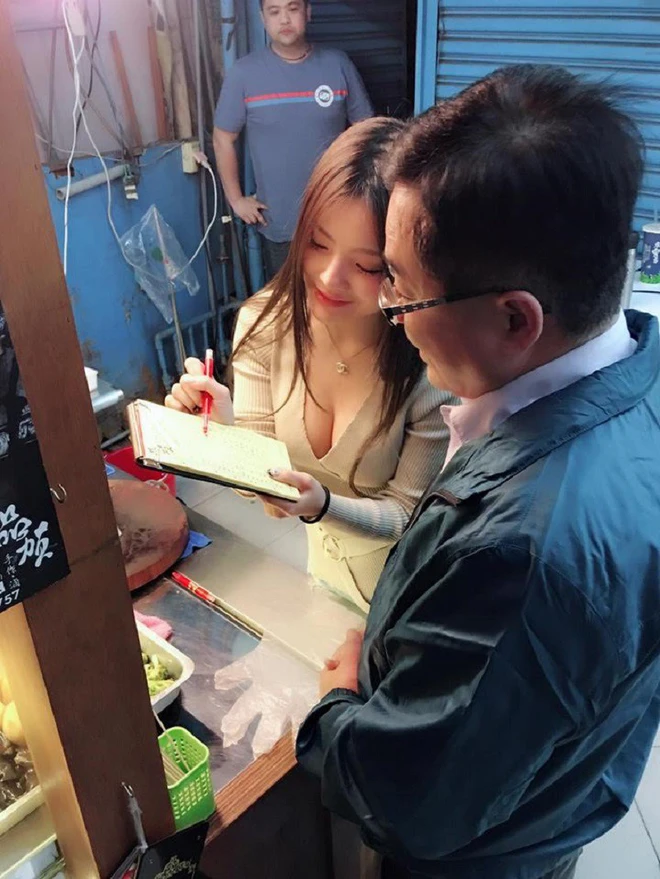 Khách hàng đến mua ở những quán hay hàng đồ ăn này chủ yếu là nam giới, đến vì tò mò và để... ngắm người đẹp.