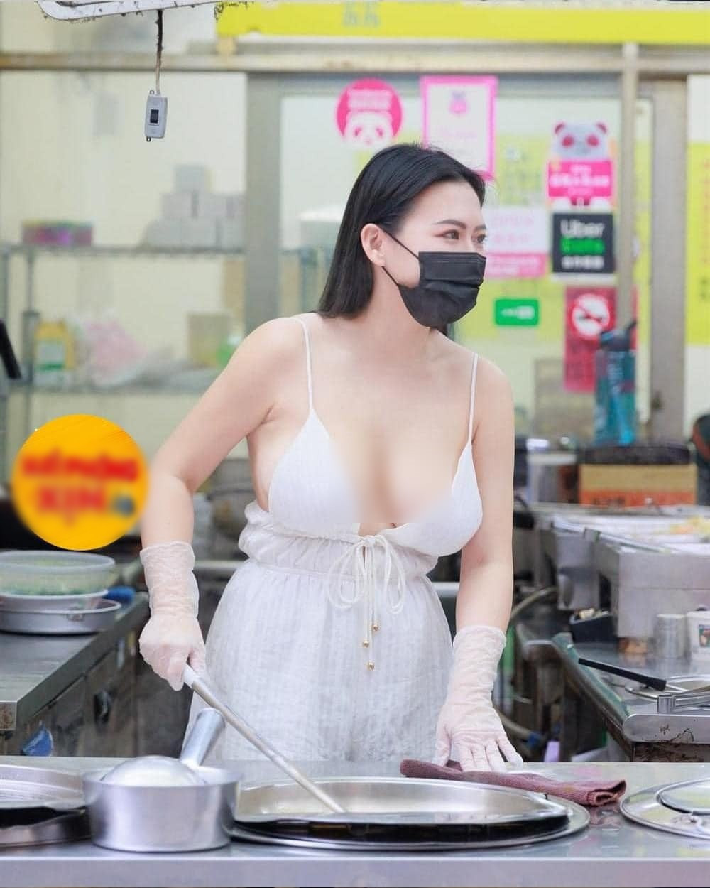 Việc bất chấp để có thể hút khách đã thu về nhiều ý kiến trái chiều. Nhiều người cho rằng cô gái này ăn mặc như vậy quá phản cảm, đi ngược với thuần phong mỹ tục.