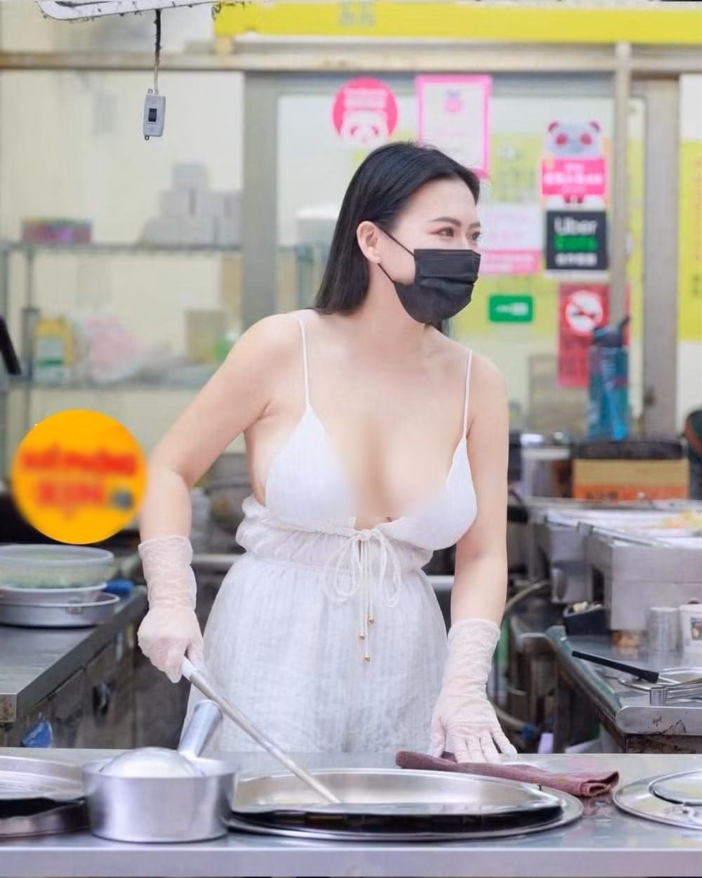 Việc bất chấp để có thể hút khách đã thu về nhiều ý kiến trái chiều. Nhiều người cho rằng cô gái này ăn mặc như vậy quá phản cảm, đi ngược với thuần phong mỹ tục.