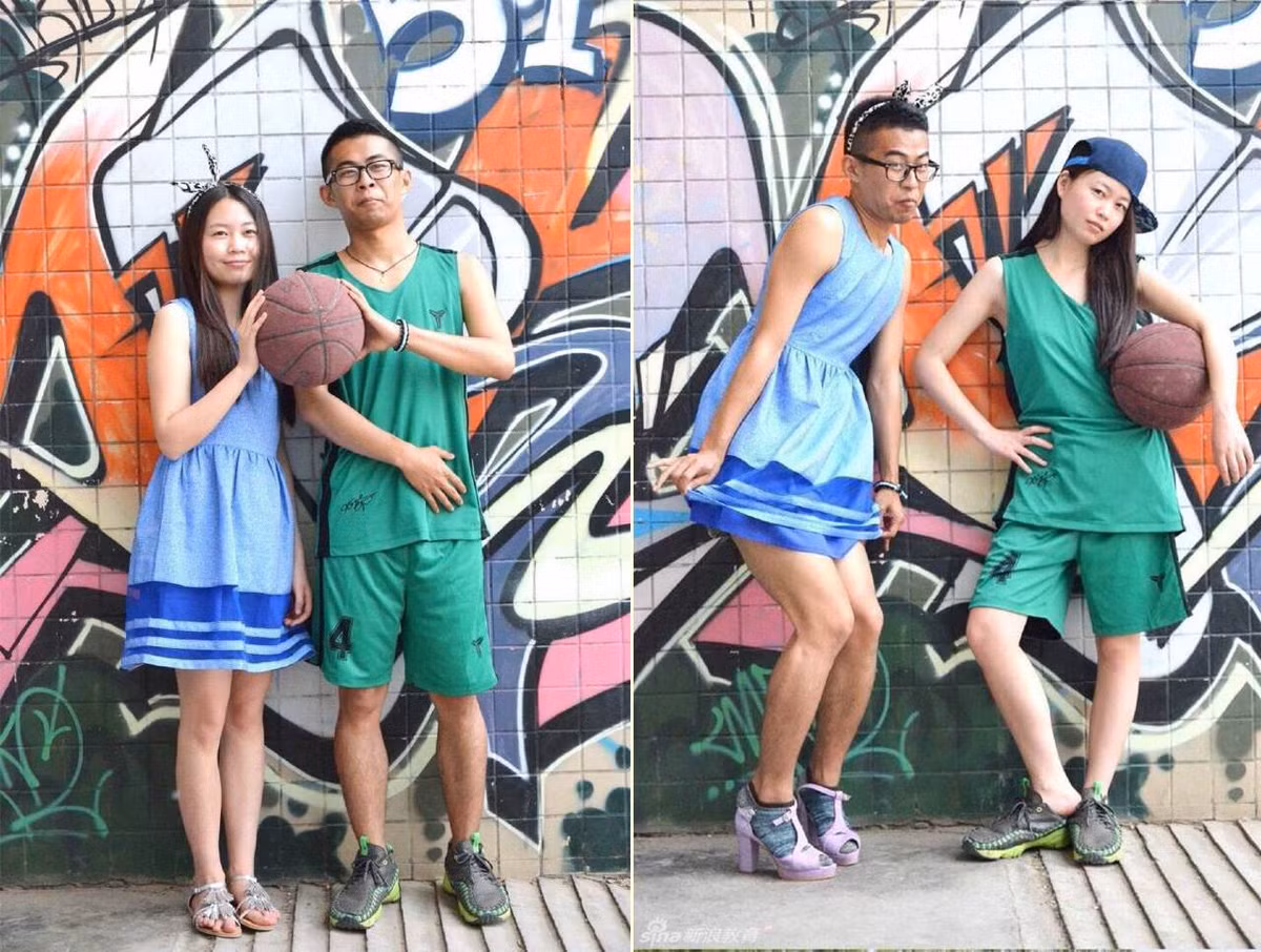 Không chỉ thay đổi trang phục, khi khoác lên người bộ quần áo của người bạn khác giới những sinh viên cũng tái hiện lại dáng bộ của nhau một cách đầy ngẫu hứng, khiến người xem phải bật cười vì biểu cảm sinh động.