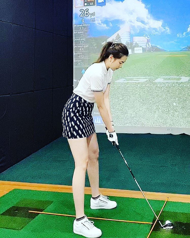 Và mới đây, trong một bức hình chụp chung với Hoa hậu Ngọc Hân, MC Mai Ngọc lại càng khẳng định được lợi thế sắc vóc của mình với đôi chân dài miên man và thần thái chẳng kém người đã từng đội vương miện ở bên cạnh là bao.