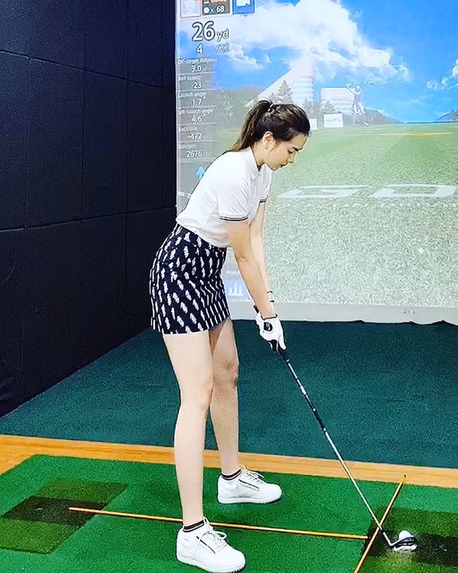 Và mới đây, trong một bức hình chụp chung với Hoa hậu Ngọc Hân, MC Mai Ngọc lại càng khẳng định được lợi thế sắc vóc của mình với đôi chân dài miên man và thần thái chẳng kém người đã từng đội vương miện ở bên cạnh là bao.