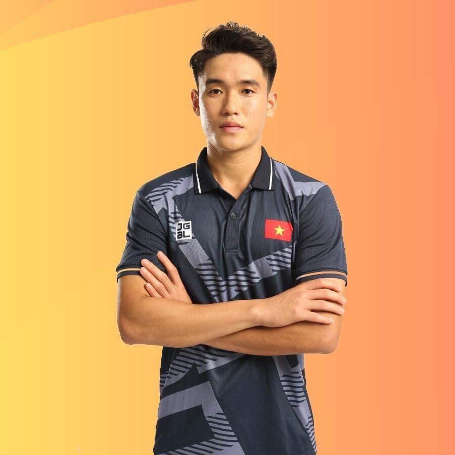 Huỳnh Tấn Sinh sinh năm 1998 quê Tam Kỳ, Quảng Nam. Hiện tại anh đang chơi ở vị trí trung vệ cho CLB quê hương. Anh được gọi là "hòn đá tảng", "hàng rào thép" bởi khả năng phòng ngự tốt.