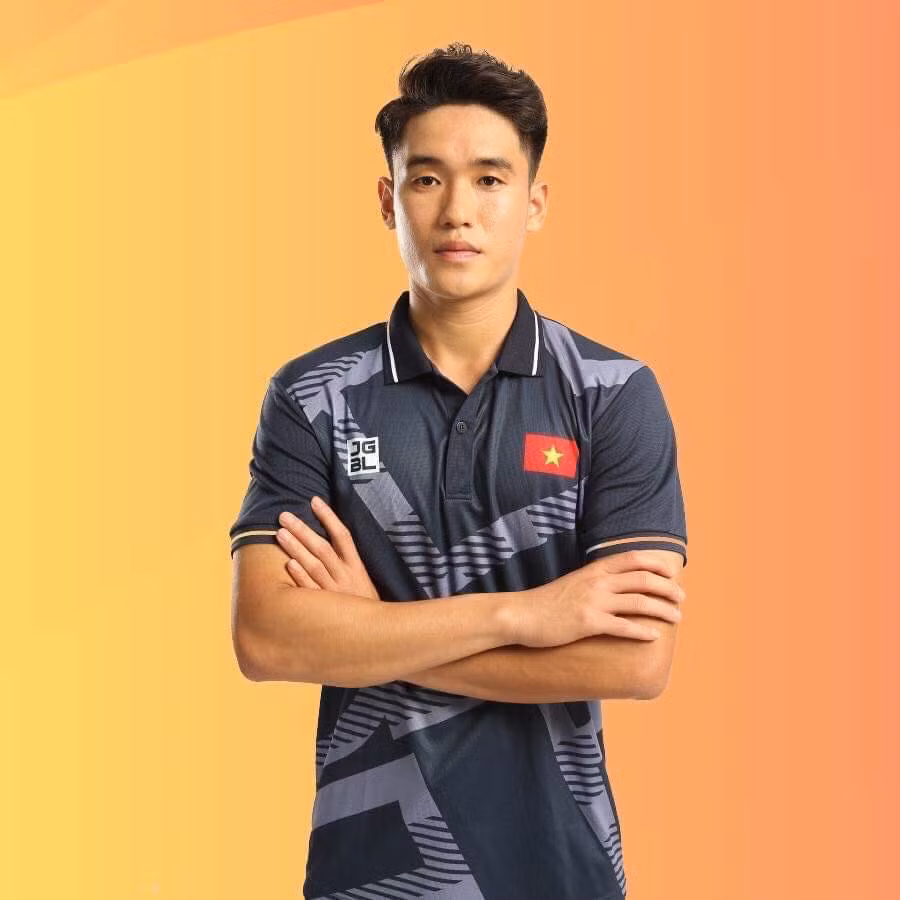 Huỳnh Tấn Sinh sinh năm 1998 quê Tam Kỳ, Quảng Nam. Hiện tại anh đang chơi ở vị trí trung vệ cho CLB quê hương. Anh được gọi là "hòn đá tảng", "hàng rào thép" bởi khả năng phòng ngự tốt.