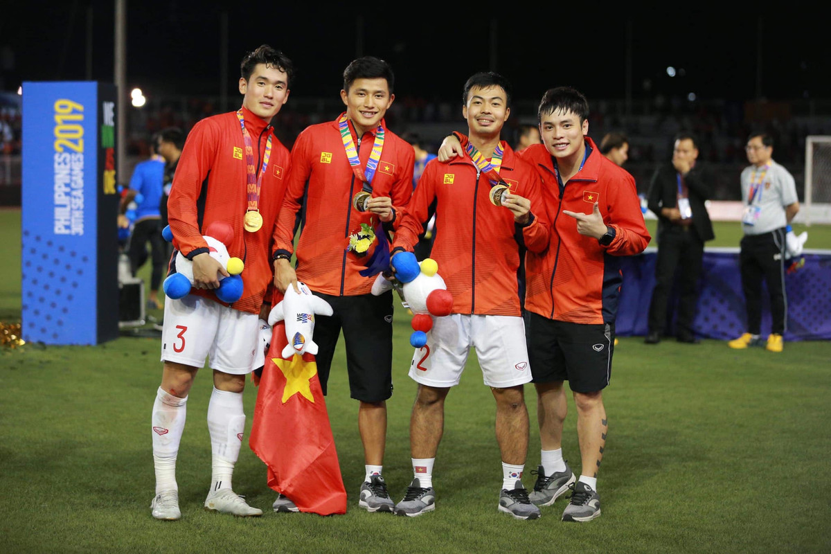 Giống với Văn Hậu và Trọng Hoàng, Tấn Sinh cũng lên bục nhận HCV với đầu gối chảy máu thế nhưng cầu thủ của U22 Việt Nam vẫn nở nụ cười tươi rói. Trước đó, trong trận gặp U22 Indonesia tại vòng bảng, khi Hoàng Đức ghi bàn ở phút thứ 90+, hình ảnh Tấn Sinh dù chân đang băng kín vẫn tập tễnh chạy ra ăn mừng khiến người hâm mộ cười bò.