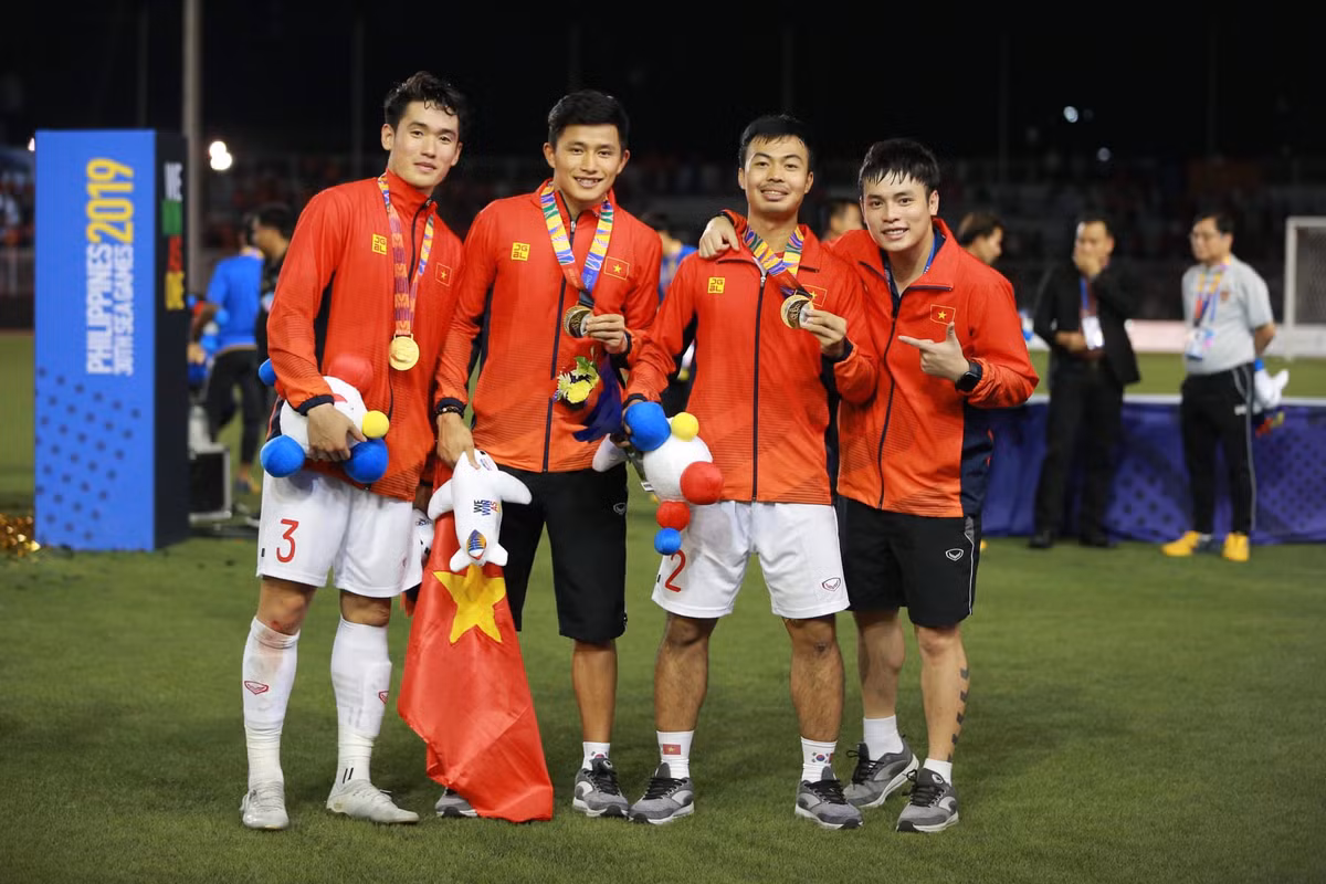 Giống với Văn Hậu và Trọng Hoàng, Tấn Sinh cũng lên bục nhận HCV với đầu gối chảy máu thế nhưng cầu thủ của U22 Việt Nam vẫn nở nụ cười tươi rói. Trước đó, trong trận gặp U22 Indonesia tại vòng bảng, khi Hoàng Đức ghi bàn ở phút thứ 90+, hình ảnh Tấn Sinh dù chân đang băng kín vẫn tập tễnh chạy ra ăn mừng khiến người hâm mộ cười bò.