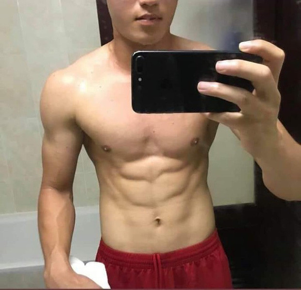 Dù rất ít khoe body và không hay đăng tải hình ảnh trên Facebook nhưng Tấn Sinh sở hữu thân hình 6 múi cực đỉnh không hề kém cạnh bất kỳ ai.