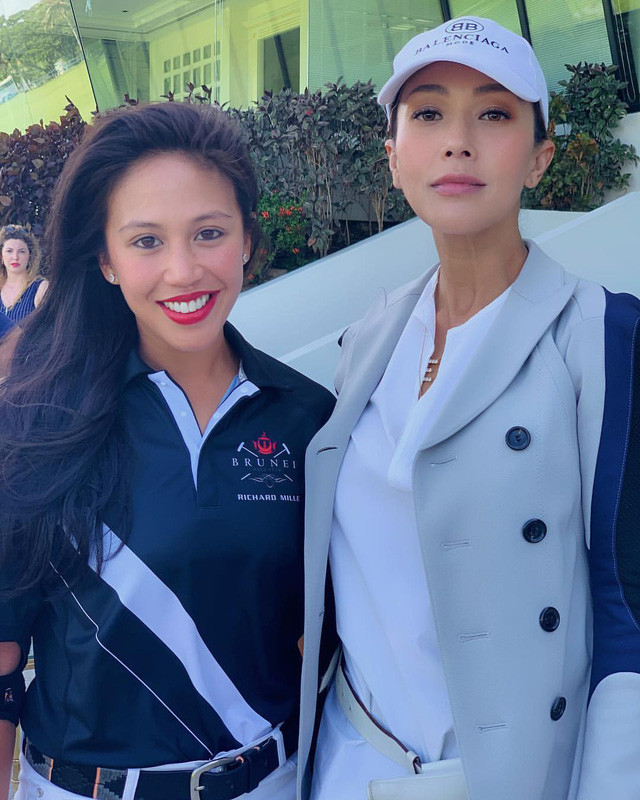 Công chúa Brunei được cho là có tính cách cởi mở, thân thiện và luôn nở nụ cười trên môi.