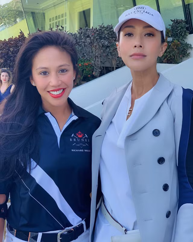 Công chúa Brunei được cho là có tính cách cởi mở, thân thiện và luôn nở nụ cười trên môi.