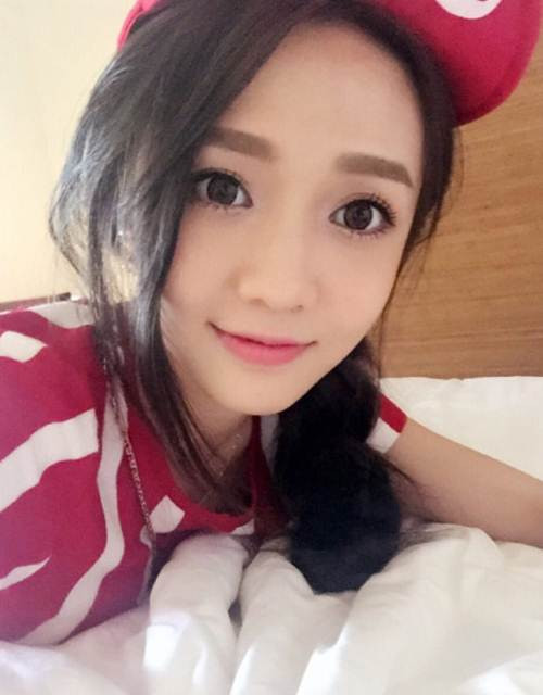 Năm 2013, Vương Tĩnh Văn đã tham gia cuộc thi người mẫu Thượng Hải và giành được giải Á quân, thi toàn quốc lọt được vào top 10, đạt được danh hiệu y phục đẹp nhất, cơ thể đẹp nhất.