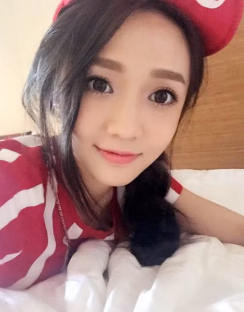 Năm 2013, Vương Tĩnh Văn đã tham gia cuộc thi người mẫu Thượng Hải và giành được giải Á quân, thi toàn quốc lọt được vào top 10, đạt được danh hiệu y phục đẹp nhất, cơ thể đẹp nhất.