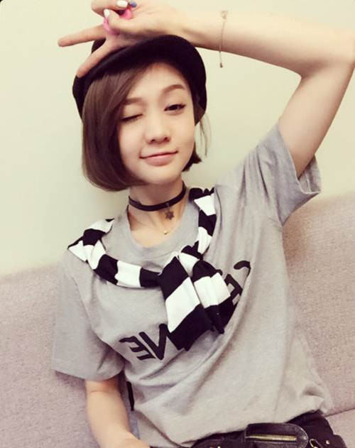 Cao 1m72, khuôn mặt xinh xắn, ưa nhìn, đôi chân dài miên man, thon gọn, Tĩnh Văn được cư dân mạng ưu ái đặt cho biệt danh " nữ thần chân dài".