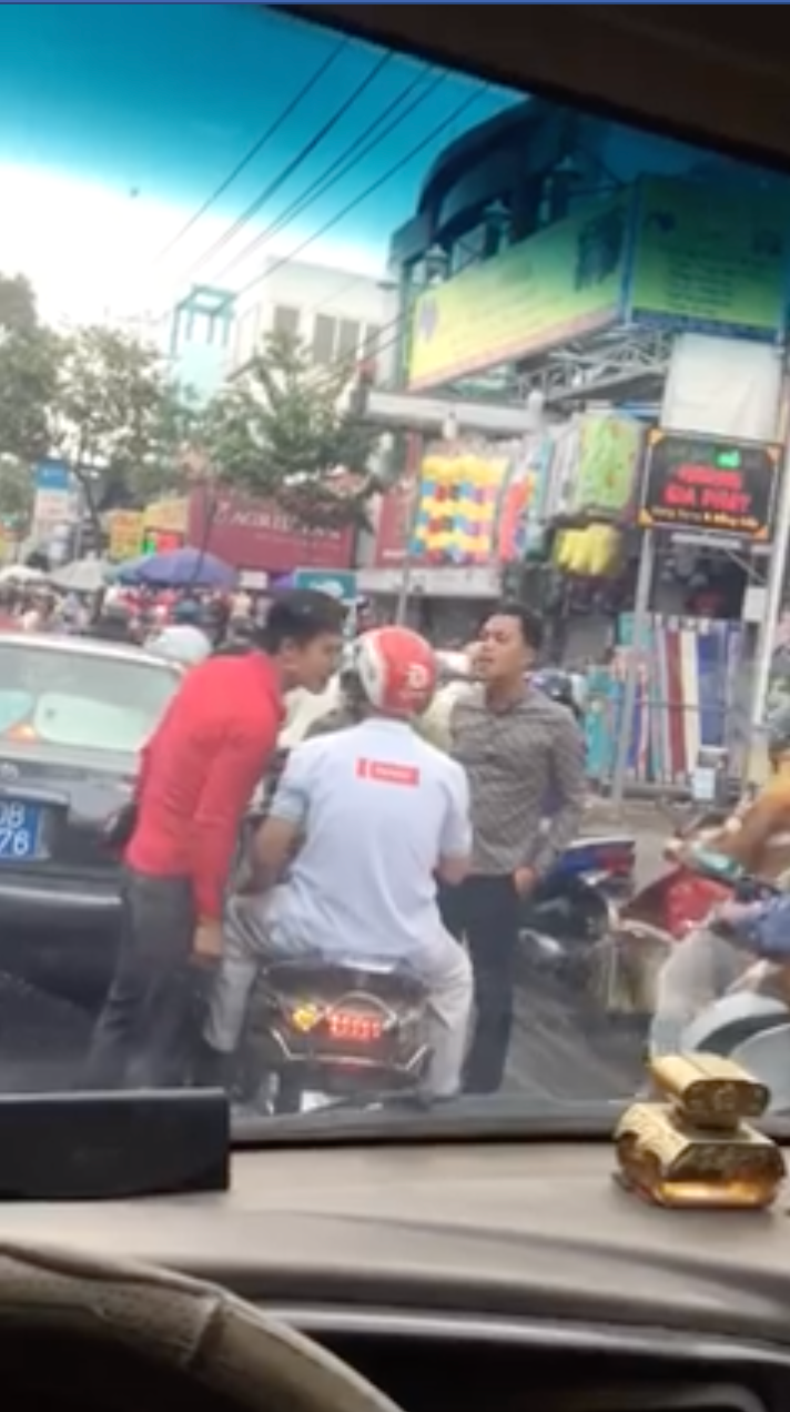 O to bien xanh giai quyet bang nam dam sau pha va cham gay buc xuc