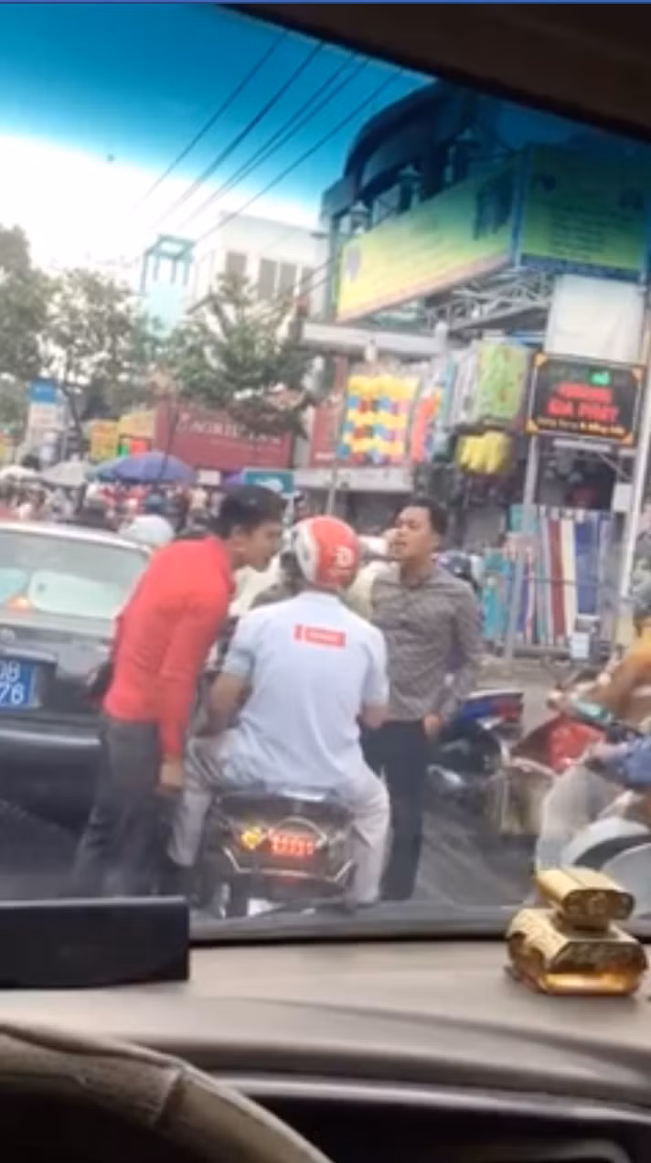 O to bien xanh giai quyet bang nam dam sau pha va cham gay buc xuc