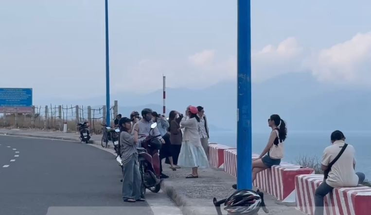 Nhiều người cho biết, vì đọc review nên mới tìm đến đây để có những tấm ảnh "sống ảo", đặc biệt là các bạn trẻ. Chính vậy họ không ngại ngồi ngay bên bờ lan can, thậm chí trên những mỏm đá để có được tấm ảnh đẹp