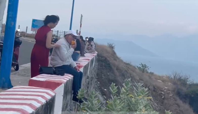 Vô tư ăn uống, "hóng gió biển""