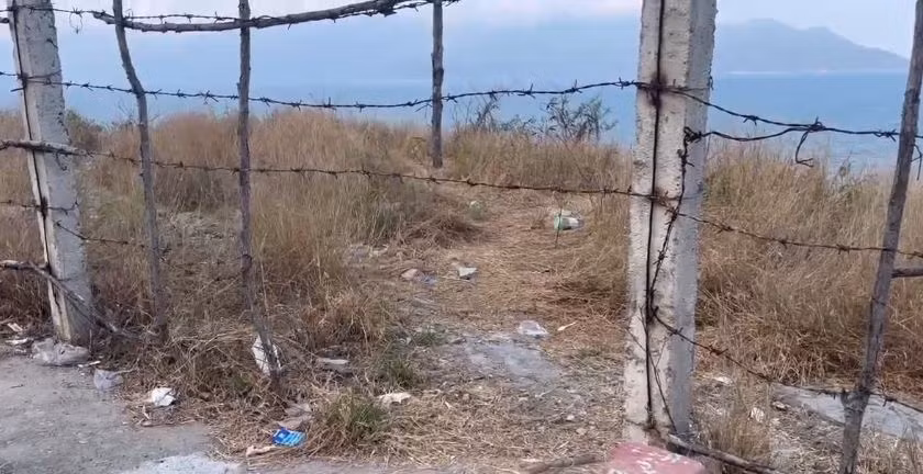 Không chỉ dừng ở việc phớt lờ đi biển cảnh cáo nguy hiểm, nhiều người còn tự ý dỡ, tháo 1 phần hàng rào thép gai để tạo lối đi riêng