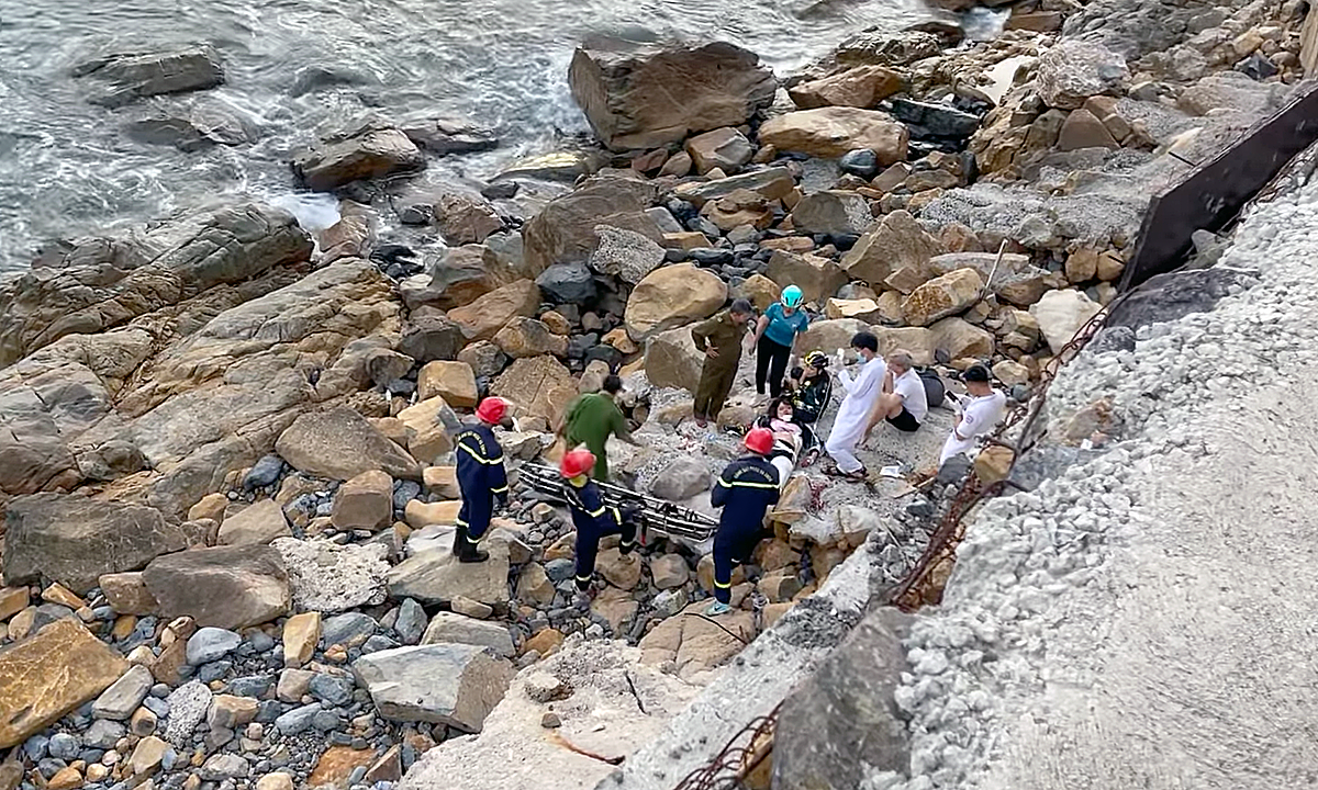 Trước đó, vào năm ngoái, một cô gái khi đứng tạo dáng chụp ảnh làm kỷ niệm với bạn trai đã bất cẩn trượt chân, rơi xuống vực sâu khoảng 10m, bị gãy chân trái và bị thương ở vùng mặt và đầu. Ảnh sử dụng trong bài: Ảnh chụp màn hình.