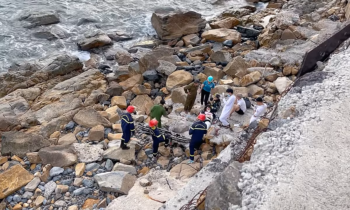 Trước đó, vào năm ngoái, một cô gái khi đứng tạo dáng chụp ảnh làm kỷ niệm với bạn trai đã bất cẩn trượt chân, rơi xuống vực sâu khoảng 10m, bị gãy chân trái và bị thương ở vùng mặt và đầu. Ảnh sử dụng trong bài: Ảnh chụp màn hình.