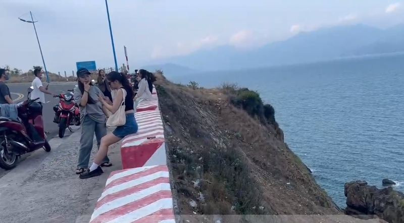 Khu vực có một bên tiếp giáp là đèo, một bên là biển