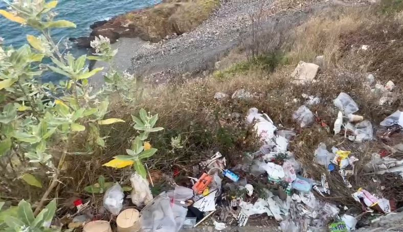 Nhiều người ăn uống và xả rác ngay tại chỗ ngồi, gây nên tình trạng các đoạn đường ven đèo ngập rác thải nhựa, nilon, đồ ăn thừa...