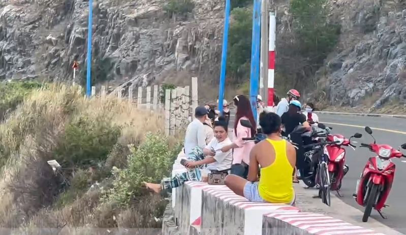 Ở nhiều tuyến đèo có độ sâu hơn 10m vẫn có người tìm tới để ngắm cảnh, chụp ảnh, ngồi vắt vẻo trên lan can bê tông