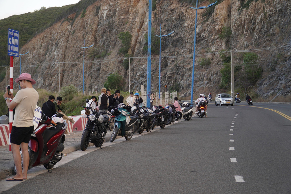 Dù đã có biển cảnh báo ở gần đó, người dân vẫn bất chấp dừng xe bên lề đường