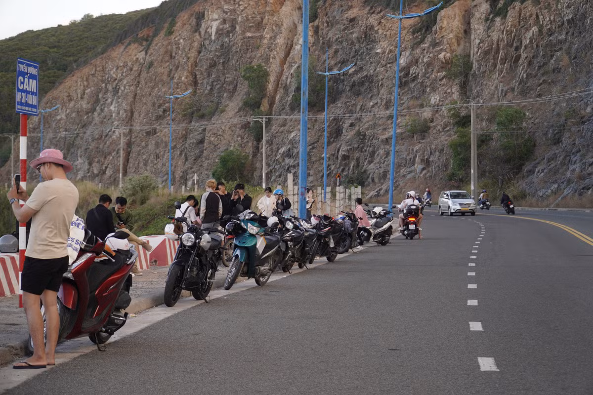 Dù đã có biển cảnh báo ở gần đó, người dân vẫn bất chấp dừng xe bên lề đường