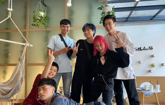 Những người bạn thân thiết của Linh Ngọc Đàm như Misthy, Mina Young, Vũ Hoài Trinh,... đều có mặt ủng hộ, thu hút một lượng khách hàng là fan hâm mộ cực kỳ lớn.