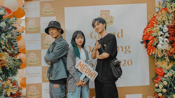 Mới đây, Linh Ngọc Đàm khai trương quán cà phê mèo ở TP HCM. Tham gia lễ mừng khai trương có rất nhiều streamer, hot girl nổi tiếng.