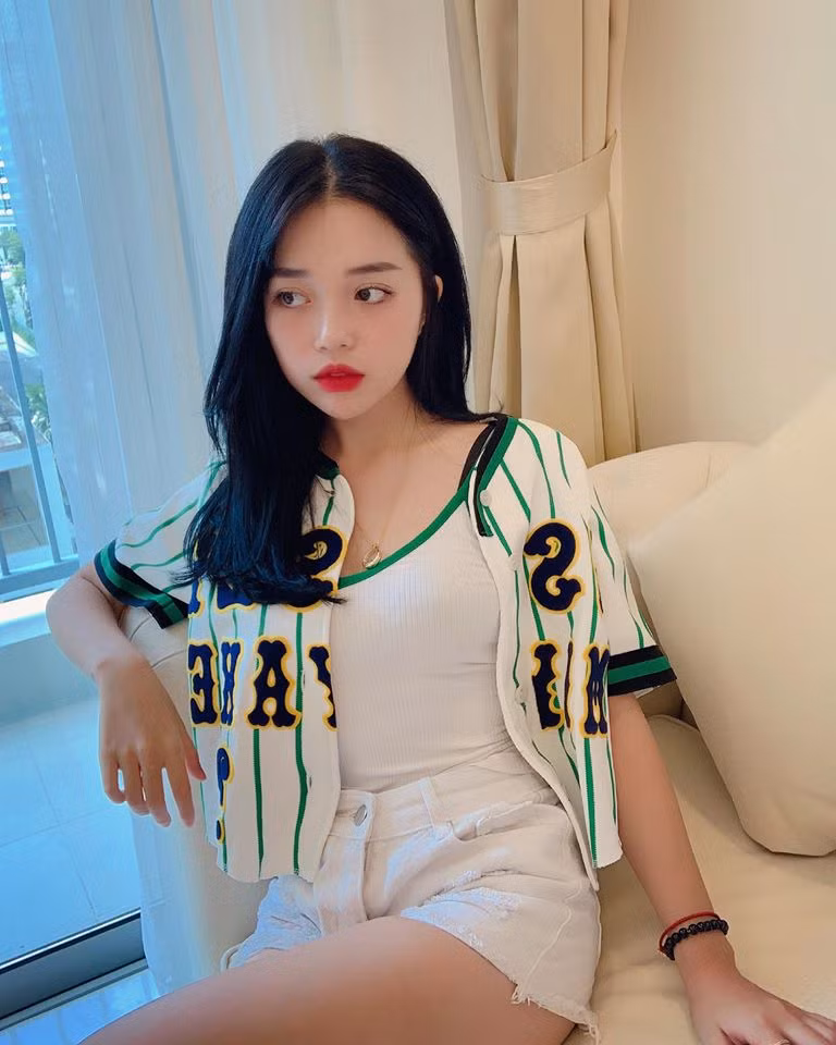 Giàu có, giỏi giang, xinh đẹp, Linh Ngọc Đàm xứng danh "con gái nhà người ta".