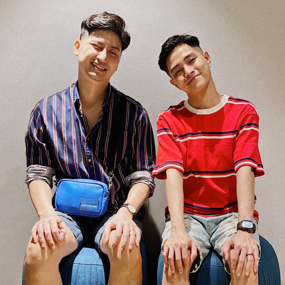 Được biết, trong lần gặp gỡ đầu tiên tại quán cà phê, Hoàng Quân và Bình Dương đã trúng "tiếng sét ái tình". Sau đó, tình yêu của họ nhận được sự ủng hộ của nhiều người. Mời quý độc giả đón xem thêm video Tâm sự của cặp đồng tính nam hot trên mạng - Nguồn: KÊNH VTC1