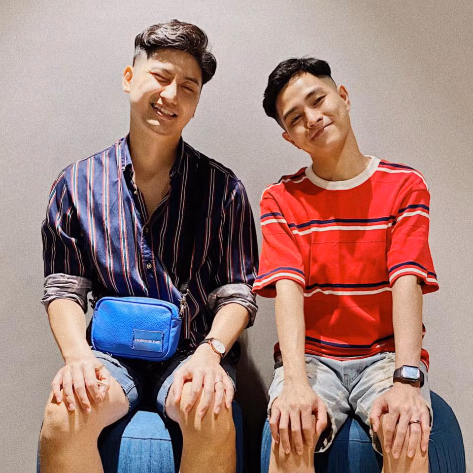 Được biết, trong lần gặp gỡ đầu tiên tại quán cà phê, Hoàng Quân và Bình Dương đã trúng "tiếng sét ái tình". Sau đó, tình yêu của họ nhận được sự ủng hộ của nhiều người. Mời quý độc giả đón xem thêm video Tâm sự của cặp đồng tính nam hot trên mạng - Nguồn: KÊNH VTC1