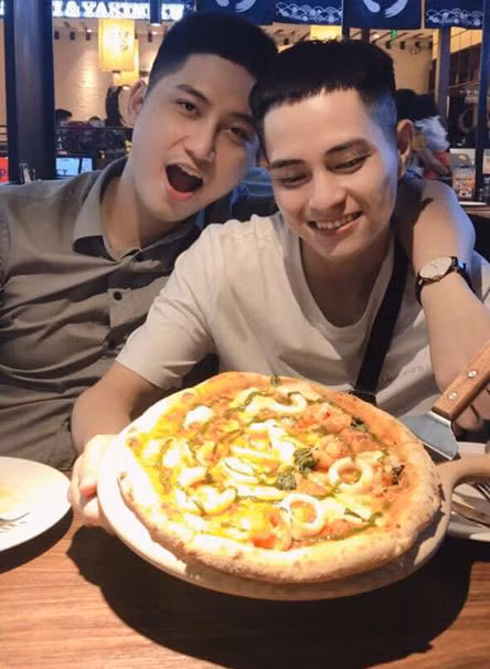 Trước đây, do điều kiện công việc và hoàn cảnh nên cặp đôi đồng tính này sống mỗi người một nơi. Sau đó Bình Dương đã xin phép gia đình hai bên, rước Hoàng Quân lên TP. Hồ Chí Minh sống chung.